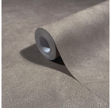 Strukturierte Vliestapete in Taupe mit feiner Textur.