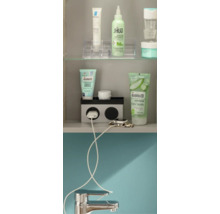 Organisierte Badschrank-Innenseite mit Regalböden für Pflegeprodukte, integrierter Steckdose mit Ladekabel und einer verchromten Armatur.