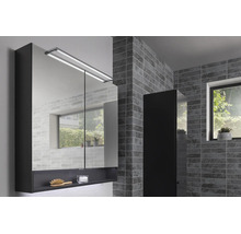 Modernes Badezimmer mit Spiegelschrank aus Glas inklusive LED-Beleuchtung und offener Ablage, Hochschrank und gefliester Wand neben einem Fenster.