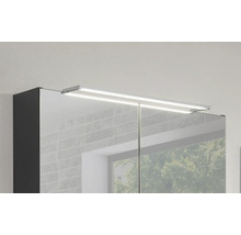 Moderner Badezimmer-Spiegelschrank mit einer flachen, hell leuchtenden LED-Aufsatzleuchte.