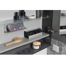 Innenansicht Badezimmer-Spiegelschrank mit integrierter Steckdose, USB-Anschlüssen, Glasablage und Smartphone-Halterung.