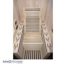 Innenansicht einer Infrarotkabine mit ergonomischer Holzliege, Wandpaneelen aus Holz und seitlichen Lüftungsschlitzen. Sanotechnik Logo.