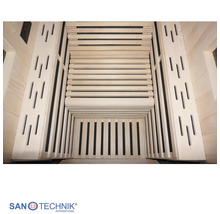 Innenansicht einer hellen Sauna aus Holz mit Sitzbank, Bodenrost und seitlichen Belüftungsschlitzen. San Technik Logo.