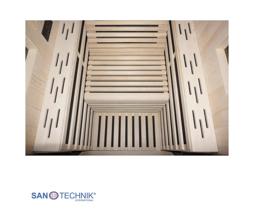 Innenansicht einer hellen Sauna aus Holz mit Sitzbank, Bodenrost und seitlichen Belüftungsschlitzen. San Technik Logo.