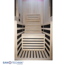 Innenansicht einer Infrarotkabine aus hellem Holz mit Sitzbank und Bodenrost. Sanotechnik Logo.