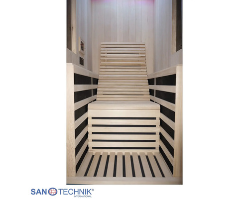 Innenansicht einer Infrarotkabine aus hellem Holz mit Sitzbank und Bodenrost. Sanotechnik Logo.