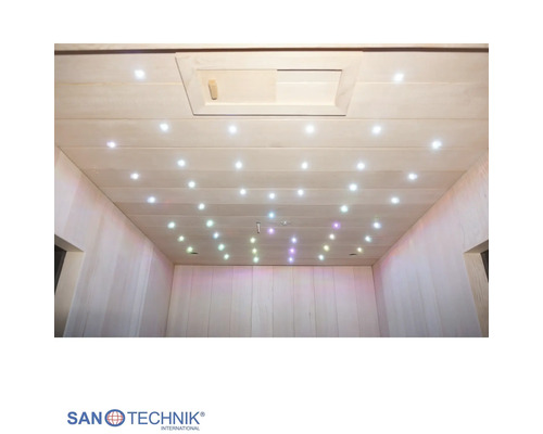 Saunadecke aus hellem Holz mit integriertem LED-Sternenhimmel und einem Lüftungsschieber aus Holz. Sanotechnik International Logo.