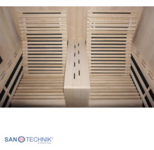 Innenansicht einer Infrarotkabine mit zwei ergonomischen Sitzen aus hellen Holzlatten. Sanotechnik Logo.