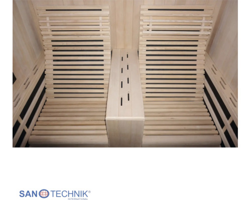 Innenansicht einer Infrarotkabine mit zwei ergonomischen Sitzen aus hellen Holzlatten. Sanotechnik Logo.