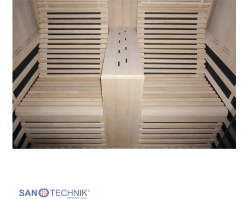Innenansicht einer hellen Sauna mit zwei ergonomischen Sitzen aus Holzlamellen und einer zentralen Holzsäule. Sanotechnik International Logo.