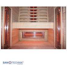 Innenansicht einer Infrarotkabine aus hellem Holz mit Infrarotstrahlern an den Seitenwänden und unter der Sitzbank. Sanotechnik Logo.