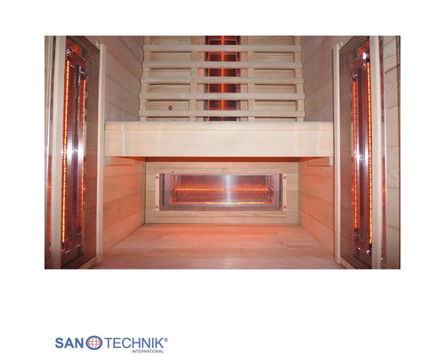 Innenansicht einer Infrarotkabine aus hellem Holz mit Infrarotstrahlern an den Seitenwänden und unter der Sitzbank. Sanotechnik Logo.