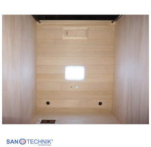 Innenansicht einer Sanotechnik Sauna mit Holzverkleidung, Licht, Belüftung und digitalem Bedienfeld.