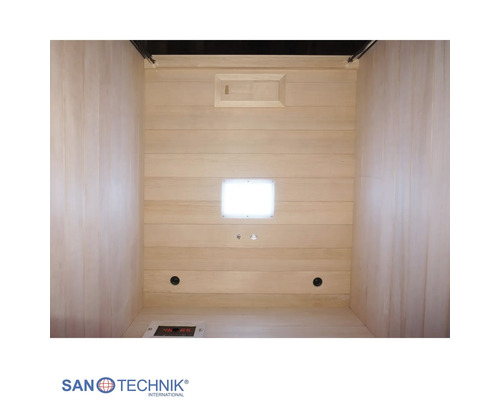 Innenansicht einer Sanotechnik Sauna mit Holzverkleidung, Licht, Belüftung und digitalem Bedienfeld.