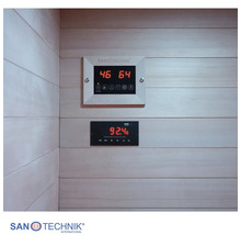 Digitale Steuerung für Sauna oder Infrarotkabine mit Temperaturanzeige und integriertem Radio an Holzpaneelen. Sanotechnik International Logo.