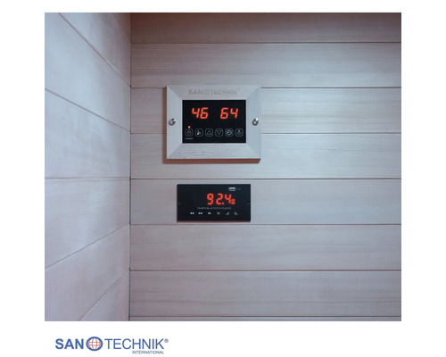 Digitale Steuerung für Sauna oder Infrarotkabine mit Temperaturanzeige und integriertem Radio an Holzpaneelen. Sanotechnik International Logo.
