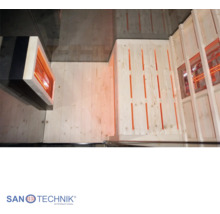 Innenansicht einer Infrarotkabine mit Holzverkleidung, Sitzbank und Infrarotstrahlern. Sanotechnik Logo.