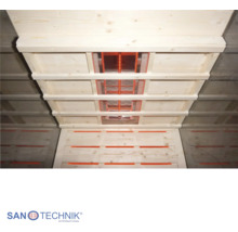 Infrarotstrahler mit Schutzgitter in einer Sauna aus hellem Holz. Sanotechnik International Logo.