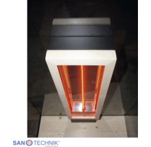 Senkrechter Infrarotstrahler aus Holz und Metall mit Schutzgitter und leuchtendem Heizelement. Sano Technik International Logo.