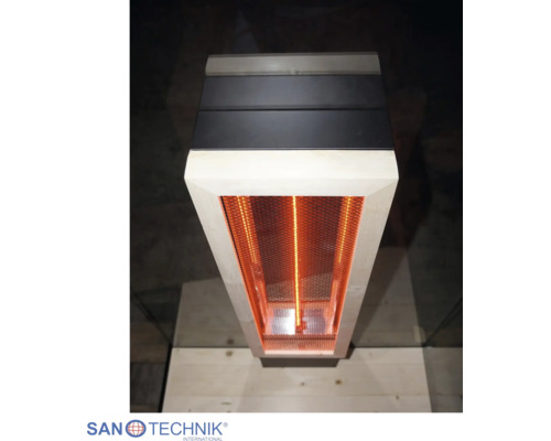 Senkrechter Infrarotstrahler aus Holz und Metall mit Schutzgitter und leuchtendem Heizelement. Sano Technik International Logo.