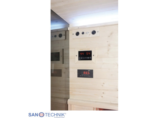 Sanotechnik Saunasteuerung mit digitalem Display für Temperatur und Zeit sowie integriertem Radio an einer Holzwand.