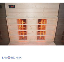 Infrarotkabine von Sanotechnik mit leuchtenden Infrarotstrahlern hinter einer Holzverkleidung und digitalem Display.