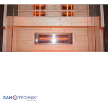 Infrarotkabine aus hellem Holz mit eingeschalteten Infrarotstrahlern unter der Bank und an der Rückwand. Sanotechnik International Logo.