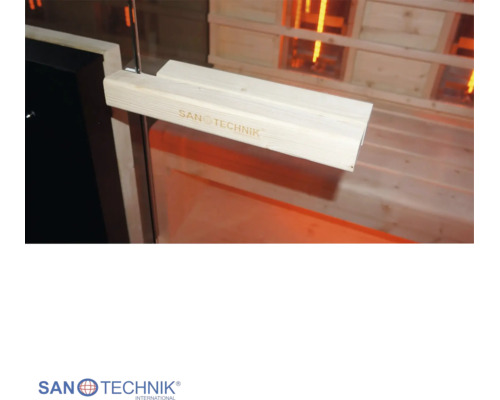 Holzgriff an der Glastür einer Sauna mit Sanotechnik Logo, Saunainnenraum mit Holzbänken und Heizelement.
