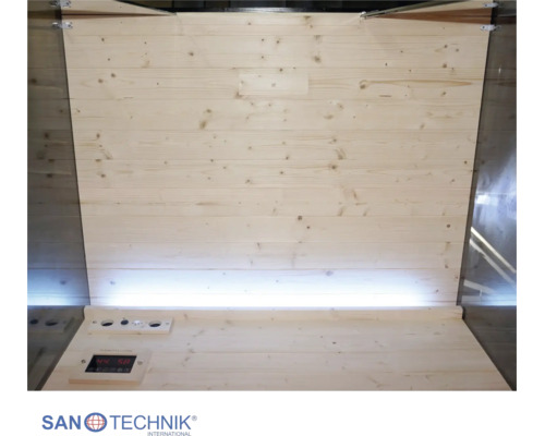 Innenansicht Infrarotkabine aus hellem Holz mit horizontaler Vertäfelung, Beleuchtung und Bedienfeld. Sanotechnik International Logo.