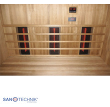 Innenansicht einer Infrarotkabine aus hellem Holz mit drei Heizelementen, einer Sitzbank und zwei digitalen Anzeigeinstrumenten.