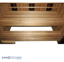 Innenansicht einer Infrarotkabine aus Holz mit zwei Sitzebenen und Infrarotstrahlern an der Rückwand. Sanotechnik International Logo.