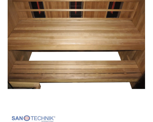 Innenansicht einer Infrarotkabine aus Holz mit zwei Sitzebenen und Infrarotstrahlern an der Rückwand. Sanotechnik International Logo.