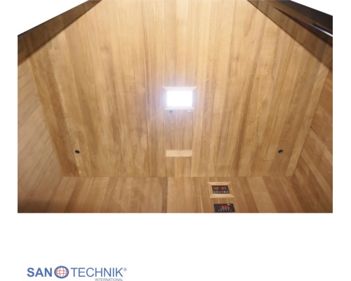 Innenansicht einer Infrarotkabine mit heller Holzverkleidung, integrierter Deckenleuchte und digitalem Bedienfeld. Sanotechnik International Logo.