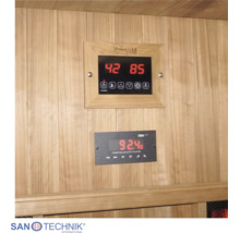 Digitale Saunasteuerung mit Display und Media-Player mit USB-Anschluss, montiert an einer Holzwand.