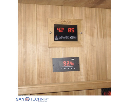 Digitale Saunasteuerung mit Display und Media-Player mit USB-Anschluss, montiert an einer Holzwand.