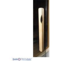 Senkrechter Sauna-Türgriff aus Holz mit tropfenförmiger Aussparung, montiert an einer Glastür. Sanotechnik International Logo.