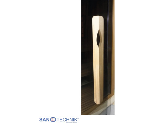 Senkrechter Sauna-Türgriff aus Holz mit tropfenförmiger Aussparung, montiert an einer Glastür. Sanotechnik International Logo.