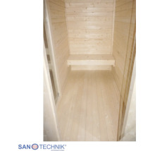 Innenansicht einer kompakten Sauna aus hellem Holz mit einer Sitzbank und Holzboden. Sanotechnik International Logo.