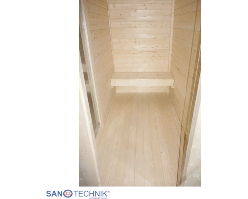 Innenansicht einer kompakten Sauna aus hellem Holz mit einer Sitzbank und Holzboden. Sanotechnik International Logo.