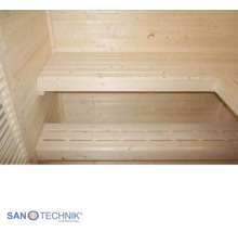 Innenansicht einer Sauna mit zwei Ebenen aus hellen Holzbänken und holzgetäfelten Wänden. Sanotechnik International Logo.