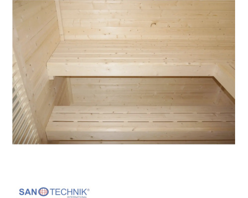 Innenansicht einer Sauna mit zwei Ebenen aus hellen Holzbänken und holzgetäfelten Wänden. Sanotechnik International Logo.