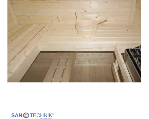 Innenansicht einer hellen Holzsauna mit L-förmigen Sitzbänken, einem Saunaeimer mit Kelle und einem Saunaofen. Sanotechnik International Logo.