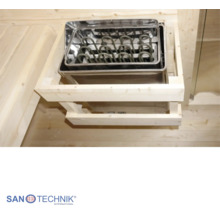 Elektro-Saunaofen aus Edelstahl mit Heizstäben in einer hellen Holzsauna mit Schutzgitter aus Holz. Sanotechnik Logo.