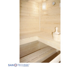Helle, organisierte Sauna-Innenausstattung aus Holz mit mehrstufigen Bänken, Saunakübel, Schöpfkelle, Wandleuchte, Thermometer und Sanotechnik Logo.