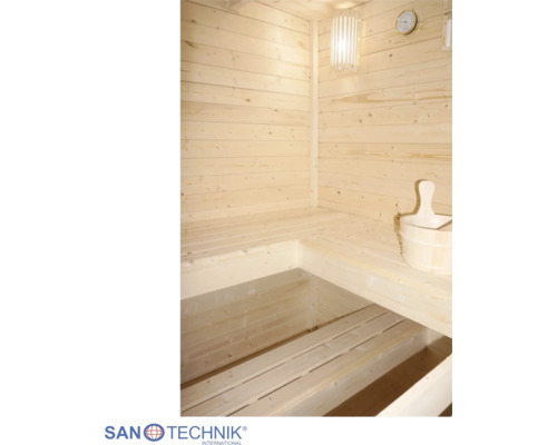 Helle, organisierte Sauna-Innenausstattung aus Holz mit mehrstufigen Bänken, Saunakübel, Schöpfkelle, Wandleuchte, Thermometer und Sanotechnik Logo.