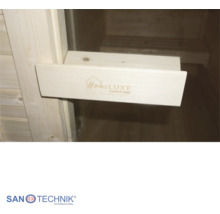 Saunatürgriff aus hellem Holz mit Home LUXE Sanotechnik Logo, Blick auf die Saunabänke im Hintergrund, Sanotechnik Logo.