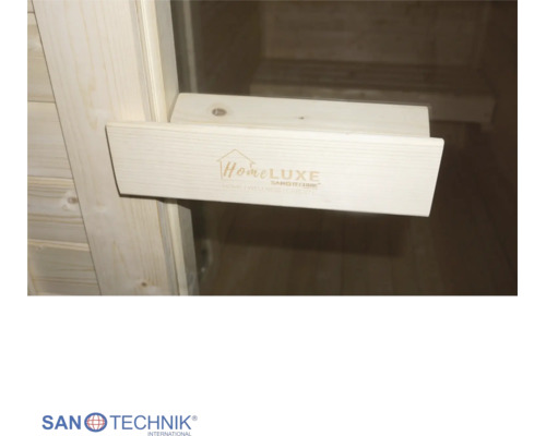 Saunatürgriff aus hellem Holz mit Home LUXE Sanotechnik Logo, Blick auf die Saunabänke im Hintergrund, Sanotechnik Logo.