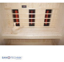 Innenansicht einer Infrarotkabine aus hellem Holz mit Sitzbank, drei Infrarotstrahlern, digitaler Steuerung und Saunakübel. Sanotechnik Logo.