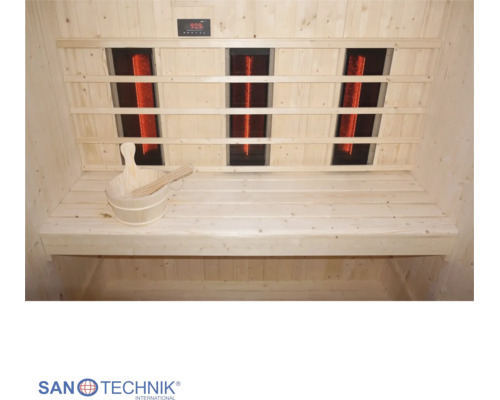Innenansicht einer Infrarotkabine aus hellem Holz mit Sitzbank, drei Infrarotstrahlern, digitaler Steuerung und Saunakübel. Sanotechnik Logo.