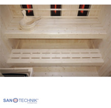 Innenansicht einer hellen Infrarotkabine aus Holz mit zwei Bänken, Saunaeimer mit Kelle und Infrarotstrahlern. Sanotechnik International Logo.